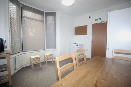 1 Bedroom Room to Rent To Let - Photo 2