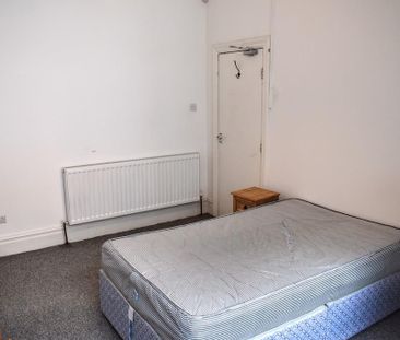 6 bedroom terraced house to rent - Photo 2