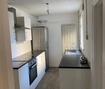 3 bedroom end of terrace house to rent - Photo 2