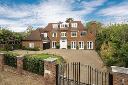 A beautiful family home at the end of a most desirable road extending to over 9,200 sq. ft., offering exceptional living across 4 floors. - Photo 4