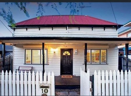 PERFECT LOCATION! - Photo 4