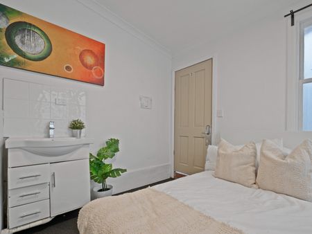 Redfern - Photo 2