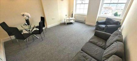 Large 1-Bedroom Top-Floor Apartment on Royal York Crescent. - Photo 2