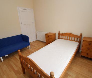 3 bedroom flat to rent - Photo 4