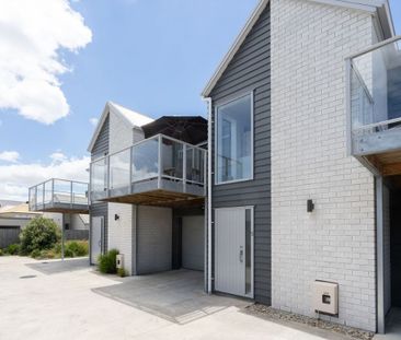 Located just minutes from Hamilton CBD, Hamilton Lake, and Waikato/... - Photo 2