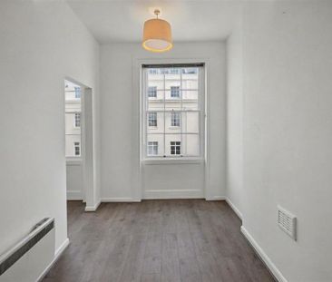 3 bedroom flat to rent - Photo 4
