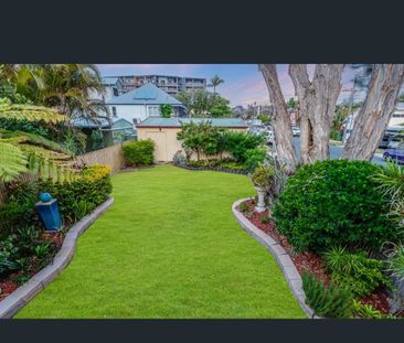 Renovated Highset Queenslander with Deck & Dual Living Areas - Mome... - Photo 6