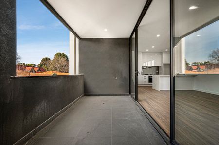 Stylish and Modern Three-Bedroom, Three-Bathroom Home in Prime Footscray Location - Photo 2