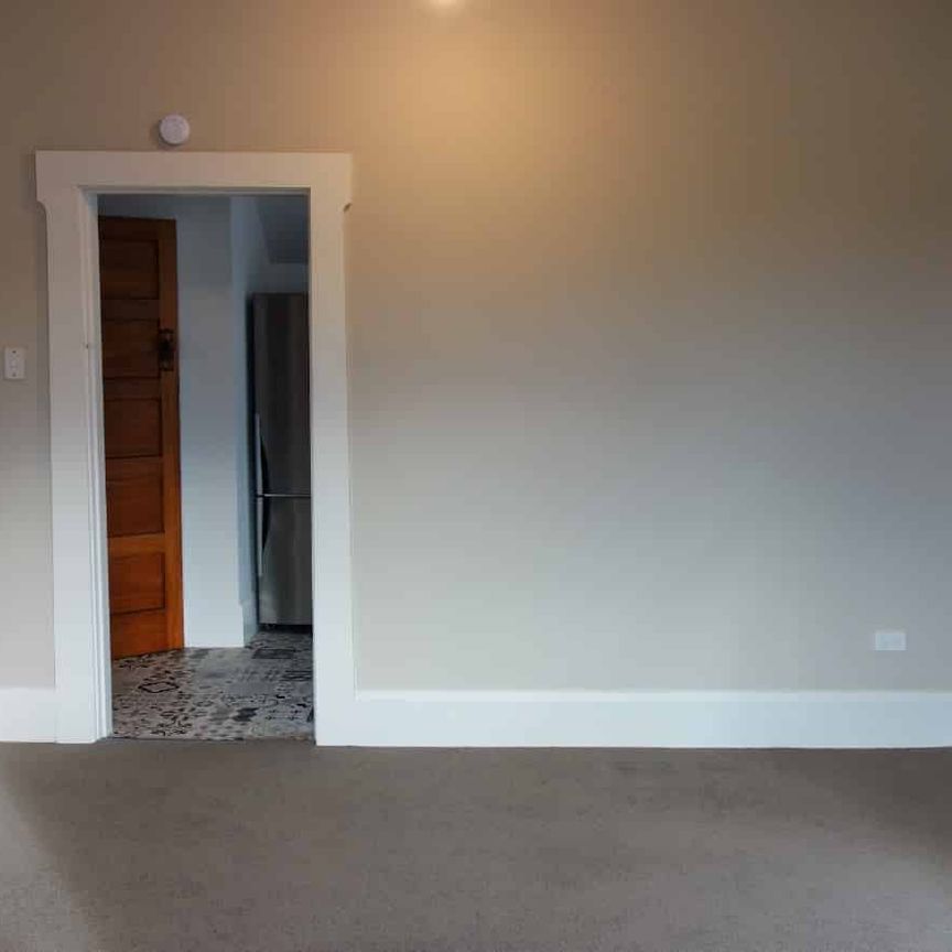 Upstairs apartment in the city with a carpark - Photo 1