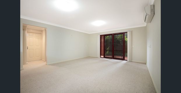 Charming 2-Bedroom Townhouse in prime location - Photo 1
