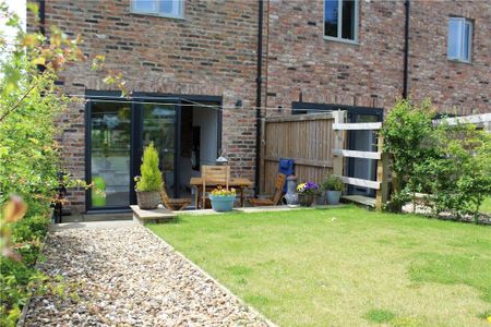 2 bedroom terraced house to rent - Photo 3