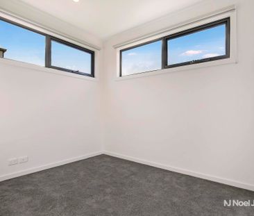 4/6 Esther Crescent, MOOROOLBARK - Photo 4