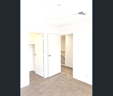 3 BEDROOM 2 BATHROOM TOWNHOUSE WITH DUCTED AIR - Photo 2