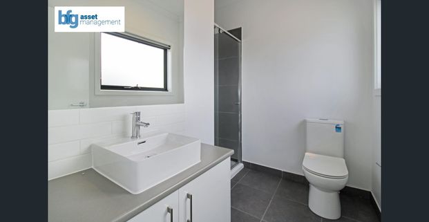 Three Bedroom Townhouse in Quiet Court! - Photo 1