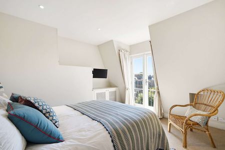 Spacious three-floor home with stunning garden retreat - Photo 5