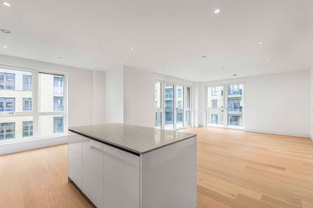 Pinewood Gardens, Teddington, Middlesex, TW11 9FJ - Photo 2