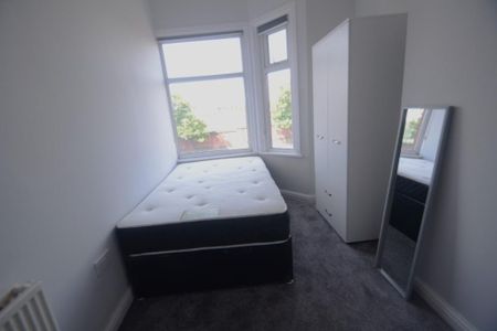 4 bedroom end of terrace house to rent - Photo 5