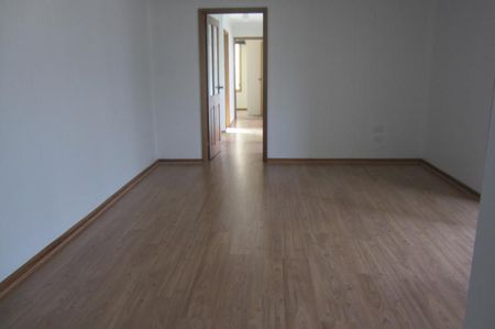 Neat 3 bedroom home - Photo 5