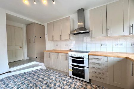 3 bedroom terraced house to rent - Photo 5