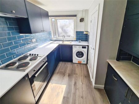 3 bedroom flat to rent - Photo 3