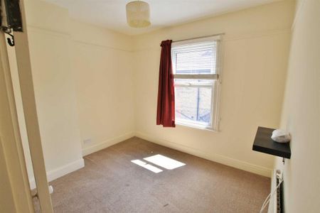 3 bedroom flat to rent - Photo 2