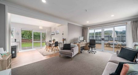 Central Paraparaumu Living Just Minutes from the Beach - Photo 5