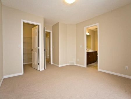 lovely 3 bedroom and 2.5 bath 2 storey home with a WALKOUT bsmt in Kincora! - Photo 5