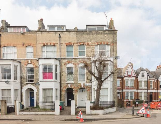 Contemporary flat set on the first floor of a period conversion - Photo 1