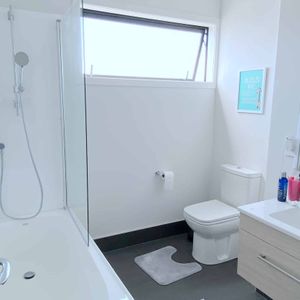 3 Level Modern Townhouse 3 Bedrooms & 2 Bathrooms - Photo 2