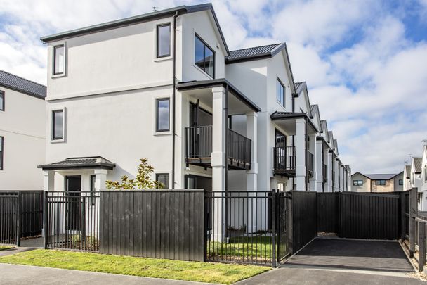 Stylish Riccarton Townhouse in Prime Location with Parking - Photo 1