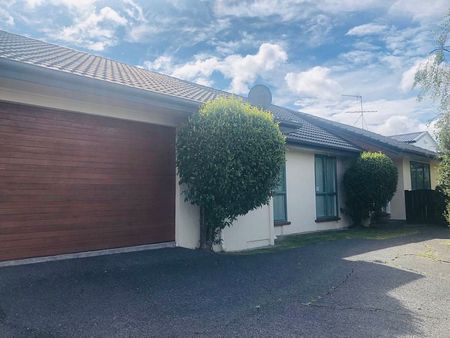 Sunny family home close to schools - Photo 2