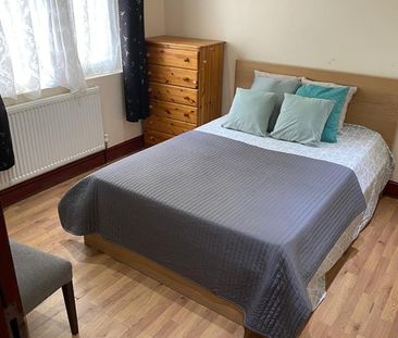 Room in a Shared Flat, Ballards Road, NW2 - Photo 2