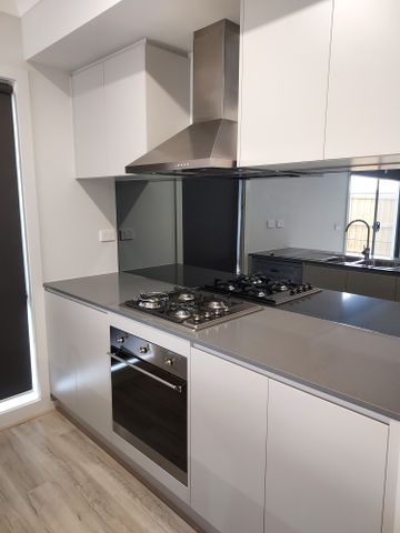 Contemporary & Sylish Home - Photo 4