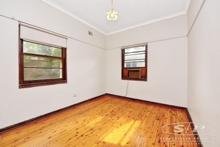 Prime location, four bedroom home - Photo 3