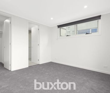 A stone’s throw from the sparkling waters of Port Phillip Bay - Photo 4