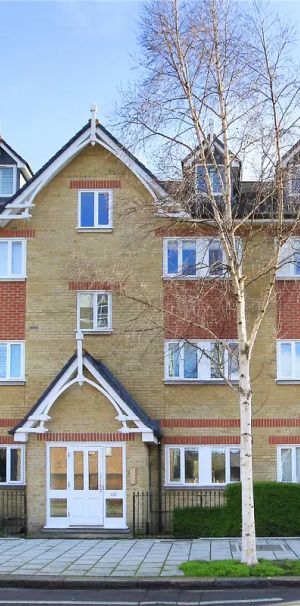 2 bedroom flat in Clapham - Photo 1