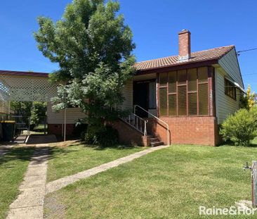 Family Home Close to Orange Home Maker Centre - Photo 3