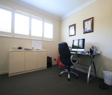 Beautifully Presented 3 Bedroom, Air Conditioned Townhouse - Photo 1