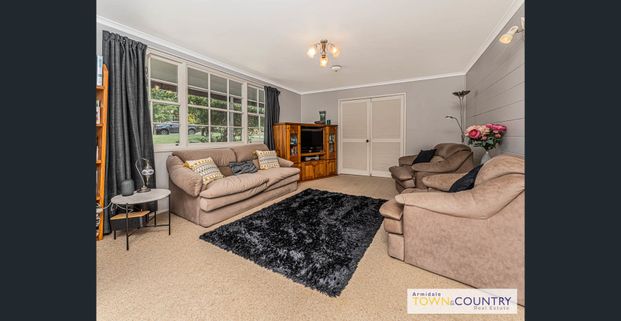 Character 4-Bedroom Family Home in Prime Location - Double Garage Included! - Photo 1