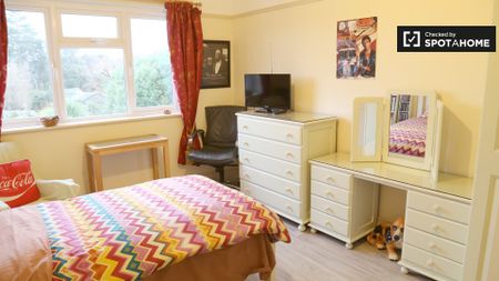 Spacious room in 4-bedroom houseshare in Clontarf, Dublin - Photo 5