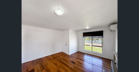 Charming Corner-Home in the Heart of Morwell - Photo 2