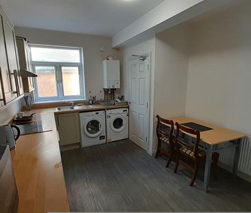 1 bedroom in a house share to rent - Photo 2