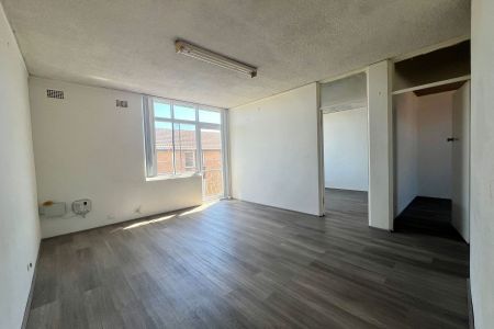 PRIME LOCATION! - Photo 2