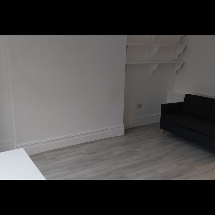 1 Bed Flat, Polygon Road, M8 - Photo 1