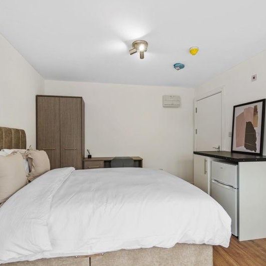 1 bedroom in a house share to rent - Photo 1