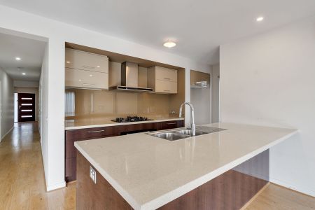 Bright & Spacious! - Photo 2