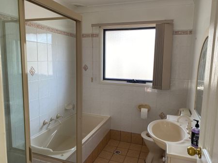 Five-Bedroom Home with Workshop & Double Garage - Photo 4