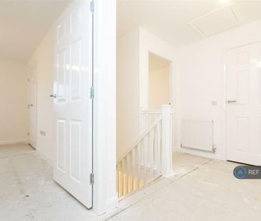 4 bedroom semi-detached house to rent - Photo 5