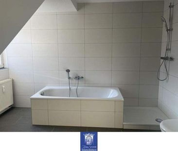 Individuelle und geräumige Dachwohnung! Tageslichtbad mit Wanne und... - Photo 1