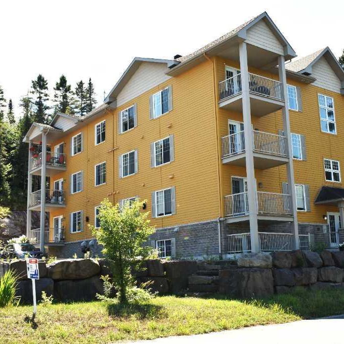 CONDO 4 1/2 à louer à Ste-Agathe-des-Monts. INCLUS DANS LOYER : le chauffage, l'eau chaude, l'air climatisé et une place de stationnement déneigée - Photo 1